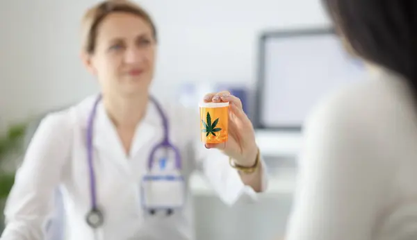 Arzt Hält Dose Mit Marihuana Pillen Großaufnahme Behandlungskonzept Für Drogenabhängige Stockbild