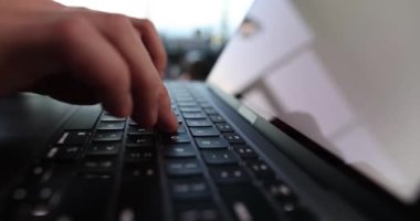 Erkek eller dizüstü bilgisayarda klavye kullanıyor. Uzak çalışma ve serbest çalışma kavramı