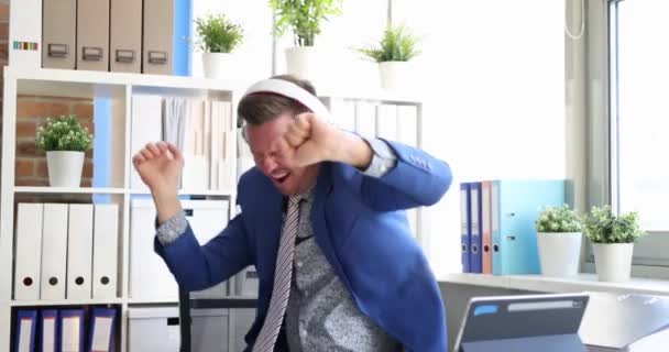 Fröhlicher Mann Der Mit Kopfhörern Arbeitsplatz Tanzt Profitables Geschäftskonzept — Stockvideo