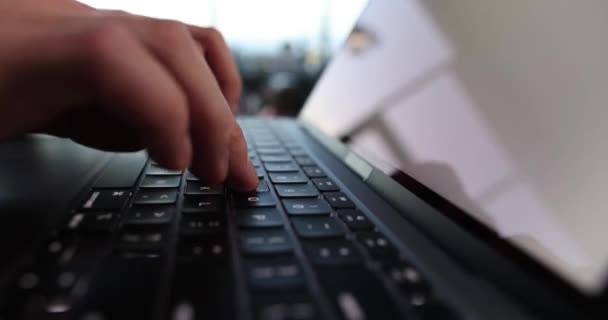 Erkek Eller Dizüstü Bilgisayarda Klavye Kullanıyor Uzak Çalışma Serbest Çalışma — Stok video