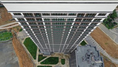 İnşaat alanının üst manzarasında duran çok katlı güzel bir bina. Konut inşaatı kavramı