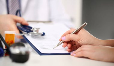 Kadın doktor el Pano ped gümüş kalem dolgu hasta geçmiş listesi tutun. Fiziksel sınav er hastalık önleme koğuş ziyaret onay 911'i yuvarlak reçete ilaç sağlıklı yaşam konsepti