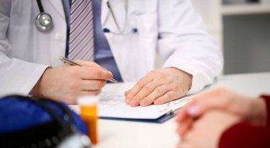 Kadın doktor el Pano ped gümüş kalem dolgu hasta geçmiş listesi tutun. Fiziksel sınav er hastalık önleme koğuş ziyaret onay 911'i yuvarlak reçete ilaç sağlıklı yaşam konsepti