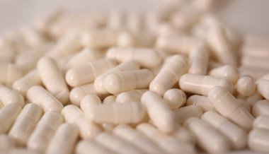 Tablet dağınık beyaz renk tablosundaki bir eczacılık labaratuarı için ilaç reçete ve tedavi için çeşitli hastalıkların Kimya arka plan bakış