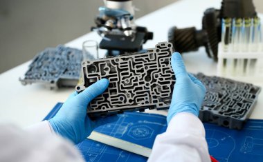 Hydroblock ayrıntılı tanılama ve tahminleri ayrıntılı test iletim closeup kurut otomatik şanzımanı otomatik Onarım Servisi tamirci mavi koruyucu eldiven elinde tutar.