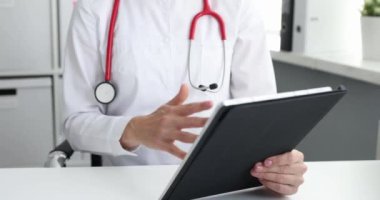 Tablet bilgisayar kullanan pratisyen hekim aremote tıbbi konsültasyon sağlar. Teletıp kavramı