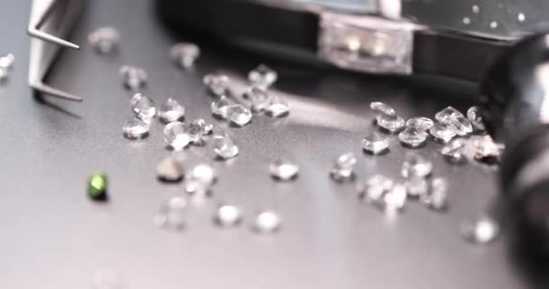 ブラックを基調とした透明ジュエリー ダイヤモンドの真正性チェック — ストック動画