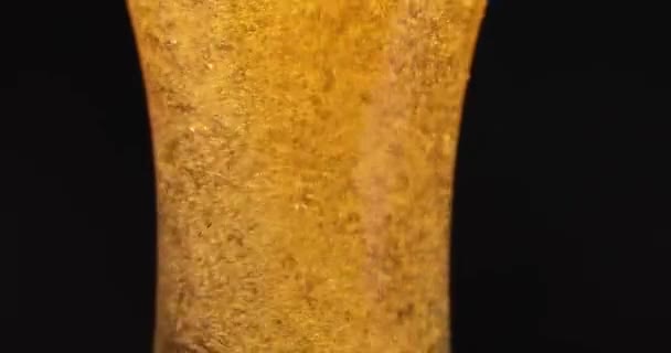 Bir Berbusa Segar Dituangkan Dalam Kaca Transparan Tuangkan Bir Dingin — Stok Video