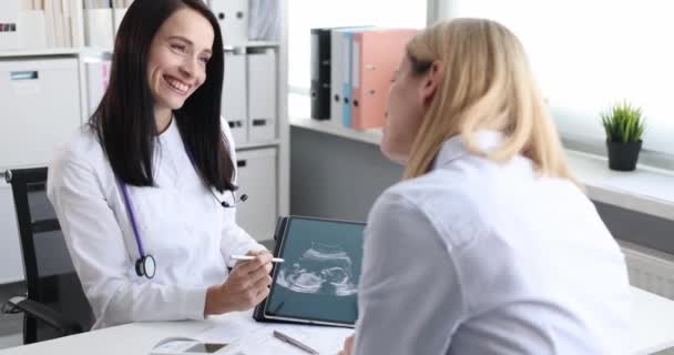 Gülümseyen Jinekolog Mutlu Hasta Tabletten Çocuğun Ultrason Taramasını Izliyor Ultrasonda — Stok video