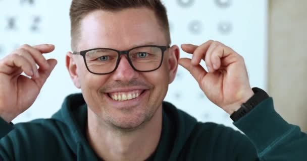 Портрет Молодої Усміхненої Людини Знімає Окуляри Концепція Лазерної Корекції Зору — стокове відео
