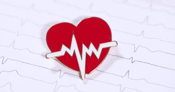 Εικονίδιο Της Καρδιάς Βρίσκεται Στο Καρδιογράφημα Έννοια Διάγνωσης Καρδιοπαθειών — Αρχείο Βίντεο