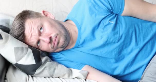Пробуджений Чоловік Покриває Вуха Подушкою Від Шуму Поганий Сон Причини — стокове відео