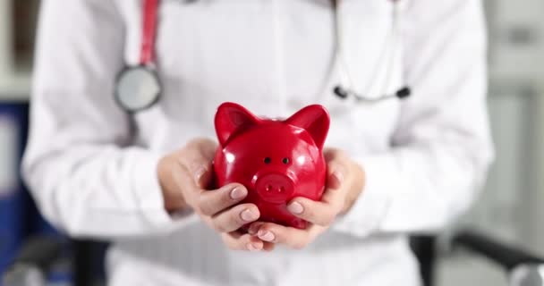 Médica Está Segurar Porquinho Nas Mãos Conceito Custo Tratamento — Vídeo de Stock