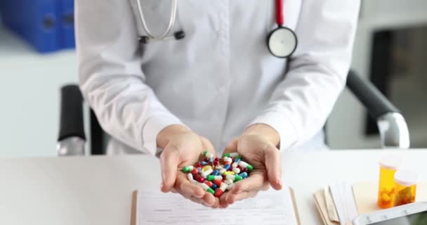 Doctor Tiene Pastillas Multicolores Selección Sustancias Basada Concepto Síntomas Médicos — Vídeos de Stock