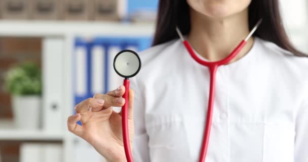 赤い聴診器を持つ女性医師 セラピストのサービスコンセプト ロイヤリティフリーのストック動画
