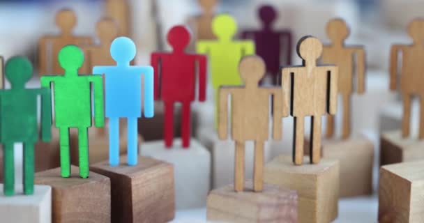 Wielokolorowe Drewniane Figurki Ludzi Tłumie Figurek Koncepcja Samooceny Ochrony Środowiska — Wideo stockowe