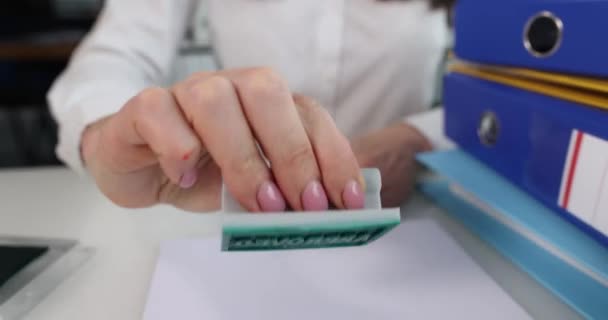 Dłonie Kobiety Umieszczają Stempel Zatwierdzony Kartce Papieru Zbliżenie Zatwierdzenie Dokumentacji — Wideo stockowe