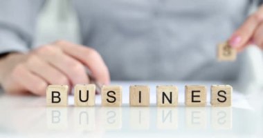 El, küpleri yazı işine sokuyor. Yakın çekim, yavaş çekim. Geliştirme ve başarılı yönetim