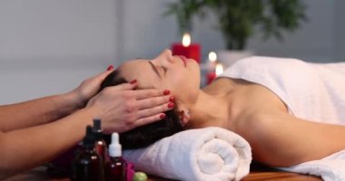 Bir kadına kırışıklıklar için profesyonel yüz masajı yapılır, yakın plan. Salon tedavileri, spa, rahatlatıcı, yüz gerdirme