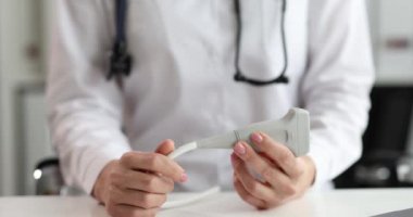 Bir doktorun elinde, ultrason yapmak için bir sensör, yakın çekim, yavaş çekim. Teşhis ve araştırma için ekipman