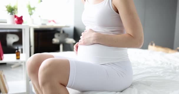 妊娠中の女性は 彼女の背中と胃の痛みに苦しみます クローズアップ スローモーション 妊娠中の女性の健康 — ストック動画
