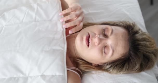 一个女人醒来 害怕地看着被子下面 意外的月经周期或出血 慢动作 — 图库视频影像