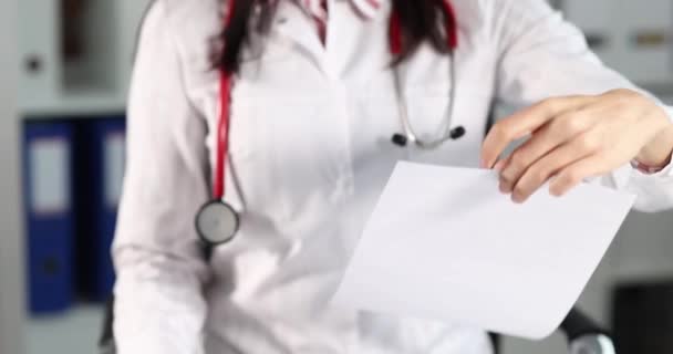 Doktor Onaylıyor Sağlık Sigortası Talep Ediyor Yakın Çekim Yavaş Çekim — Stok video
