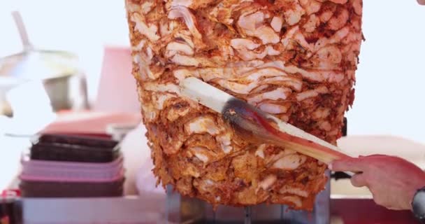 Cozinheiro Corta Carne Shawarma Espeto Close Câmera Lenta Cozinha Oriental — Vídeo de Stock