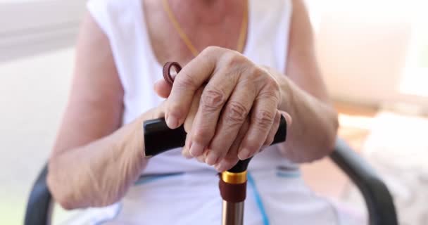 Eine Ältere Frau Sitzt Mit Einem Stock Großaufnahme Zeitlupe Pflege — Stockvideo