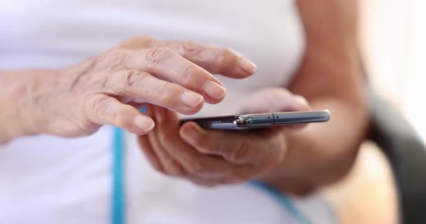 Uma Mulher Idosa Com Smartphone Nas Mãos Close Ensinar Idoso — Vídeo de Stock