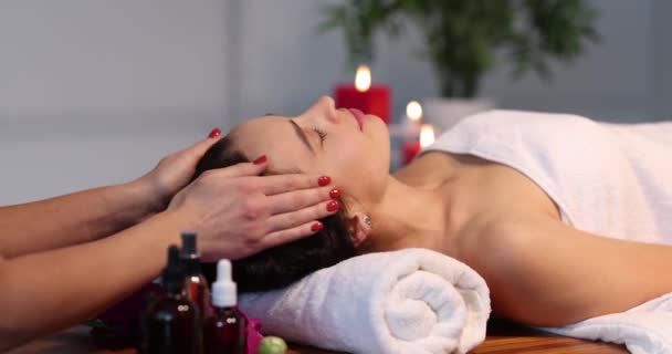 Kobieta Otrzymuje Profesjonalny Masaż Twarzy Zmarszczki Zbliżenie Zabiegi Salonowe Spa — Wideo stockowe
