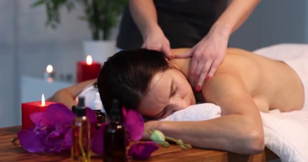 Uma Mulher Recebe Uma Massagem Nas Costas Profissional Close Procedimentos — Vídeo de Stock