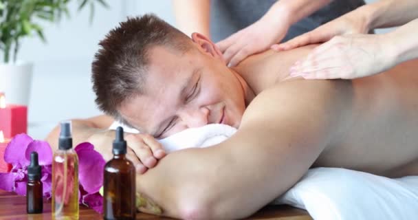 Homem Salão Recebe Uma Massagem Quatro Mãos Close Câmera Lenta — Vídeo de Stock
