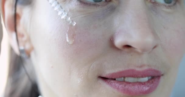 Kvinna Droppar Kosmetisk Olja Från Pipett Ansiktet Närbild Serum För — Stockvideo
