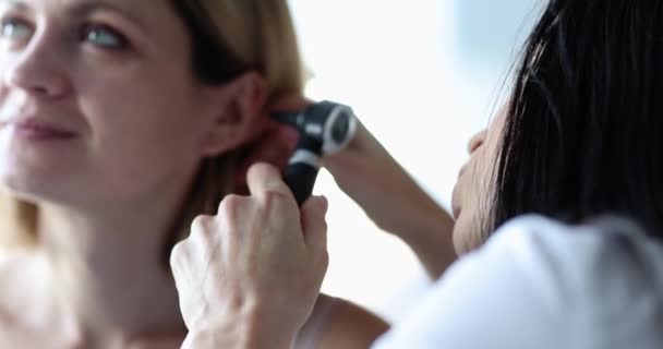 Doktor Otolaryngolog Dívá Ženy Zblízka Ucho Lékařské Nástroje Pro Diagnostiku — Stock video