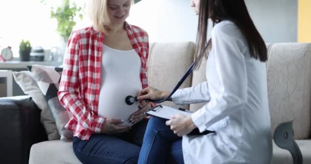 Szülész Sztetoszkóppal Hallgatja Egy Terhes Hasát Vizsgálat Késői Terhességben — Stock videók