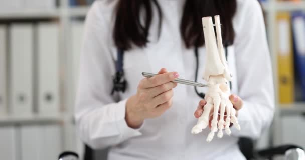 Lekarz Pokazuje Anatomiczny Model Stopy Zbliżenie Diagnostyka Złamań Trening Chirurgiczny — Wideo stockowe