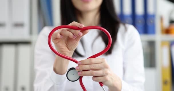 Médico Dobra Estetoscópio Forma Coração Close Diagnóstico Doenças Cardiovasculares Consulta — Vídeo de Stock