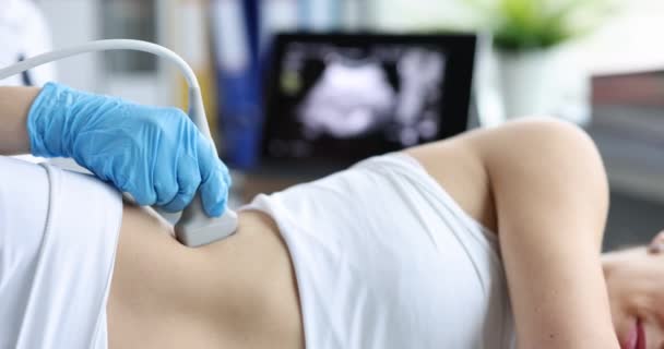 Der Arzt Macht Einer Frau Einen Ultraschall Der Nieren Aus — Stockvideo