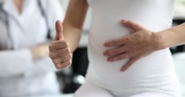Hamile Bir Kadın Karnını Okşar Baş Parmağını Kaldırır Kadın Danışmanlığı — Stok video