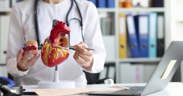 Médico Mostra Modelo Anatômico Coração Close Treinamento Cardiologista Palestrante Universidade — Vídeo de Stock