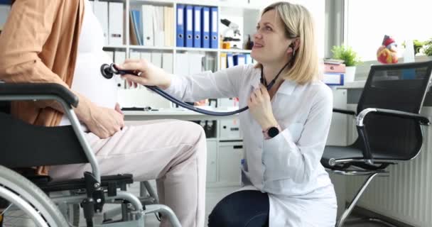 Médico Escucha Con Estetoscopio Vientre Una Mujer Embarazada Silla Ruedas — Vídeos de Stock