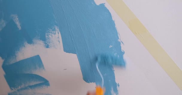 남자가 롤러코스터로 클로즈업하는 장식용 색깔맞추기 — 비디오