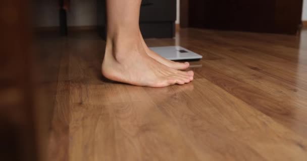 睡眠後の人は 床の上の足を閉じるまでの重されます 重量損失 重量管理 測定の喜び — ストック動画
