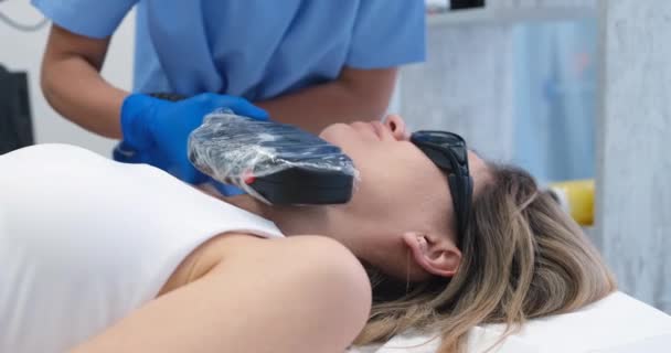 Doutor Elimina Defeito Cosmético Queixo Mulher Com Raio Laser Close — Vídeo de Stock
