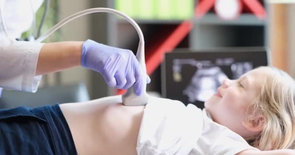 Der Arzt Macht Einem Lächelnden Kind Einen Ultraschall Der Lunge — Stockvideo