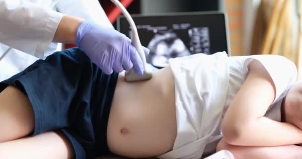 医者は子供に肝臓の超音波を作ります クローズアップ 臨床研究 疾患診断 小児科 — ストック動画