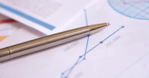 Sølv Stilfuld Pen Ligger Diagrammerne Close Begrebet Finansiel Analyse Lederens – Stock-video