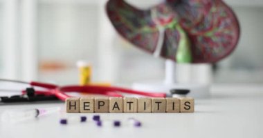 Üzerinde hepatit yazan tahta küpleri, yakın plan. İlaç, konsept sağlık, yavaş çekim