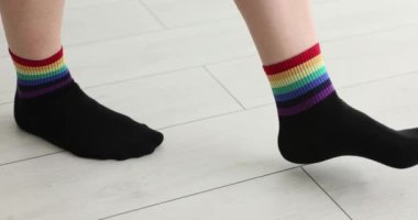 Çoraplı erkek bacakları ve LGBT sembolü, yakın plan. Hoşgörülü tavır, cinsel grupların desteği, yavaşlama